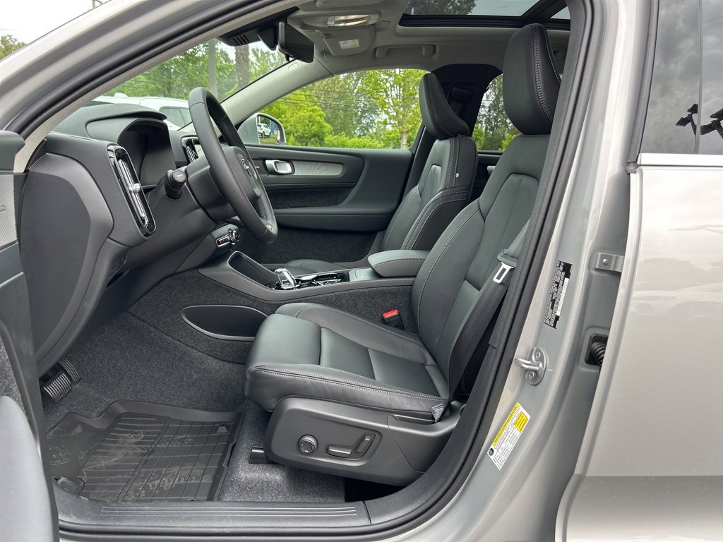 New 2025 Volvo XC40 B5 Ultra w/ Protection Package Premier image 4