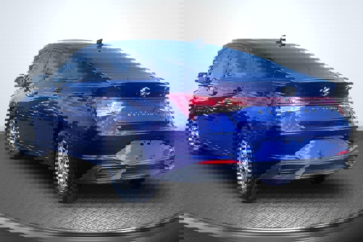 Used 2021 Hyundai Elantra SE image 2