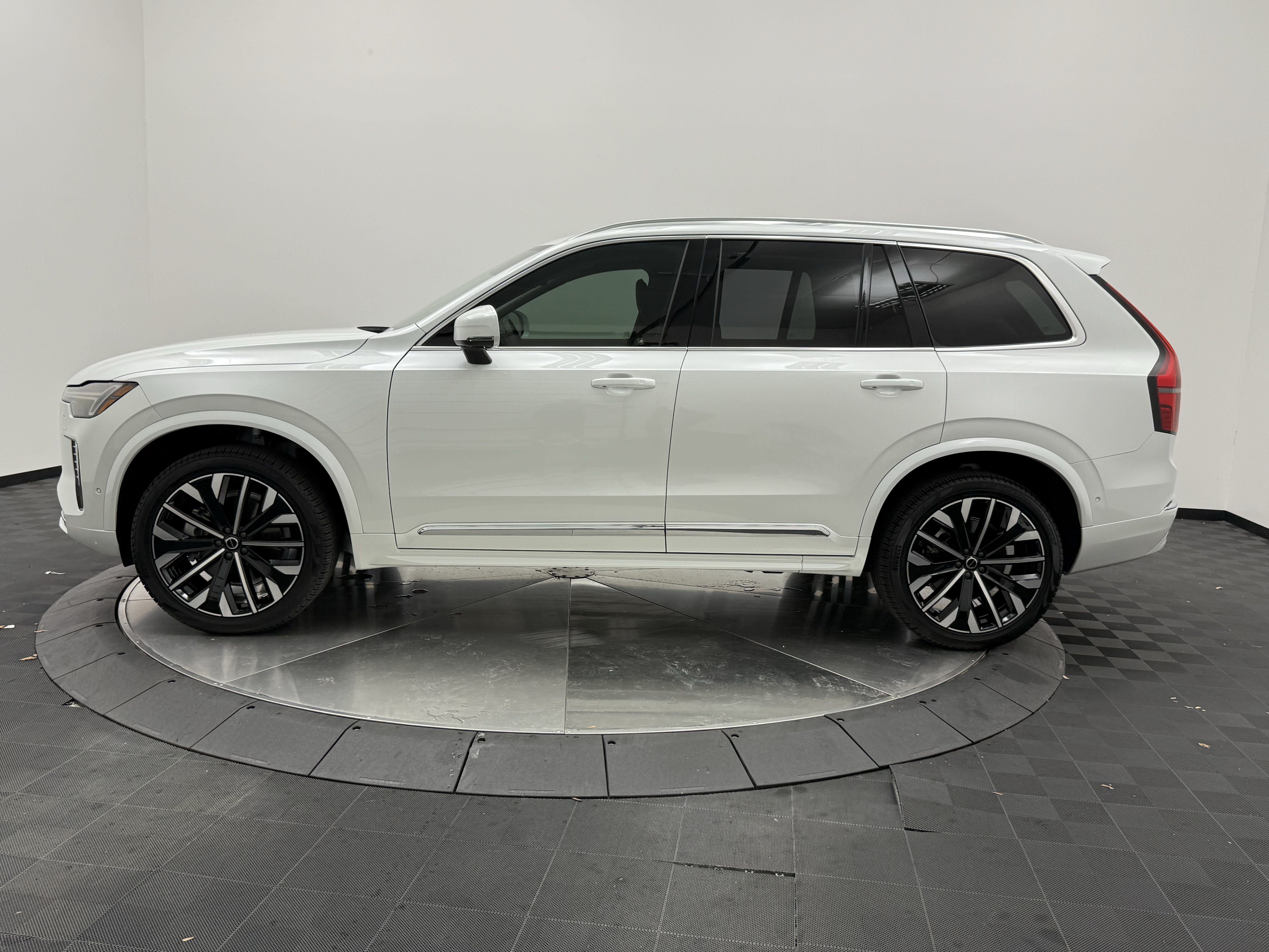 Certified 2025 Volvo XC90 B5 Plus w/ Protection Package Premier AWD/4WD image 5