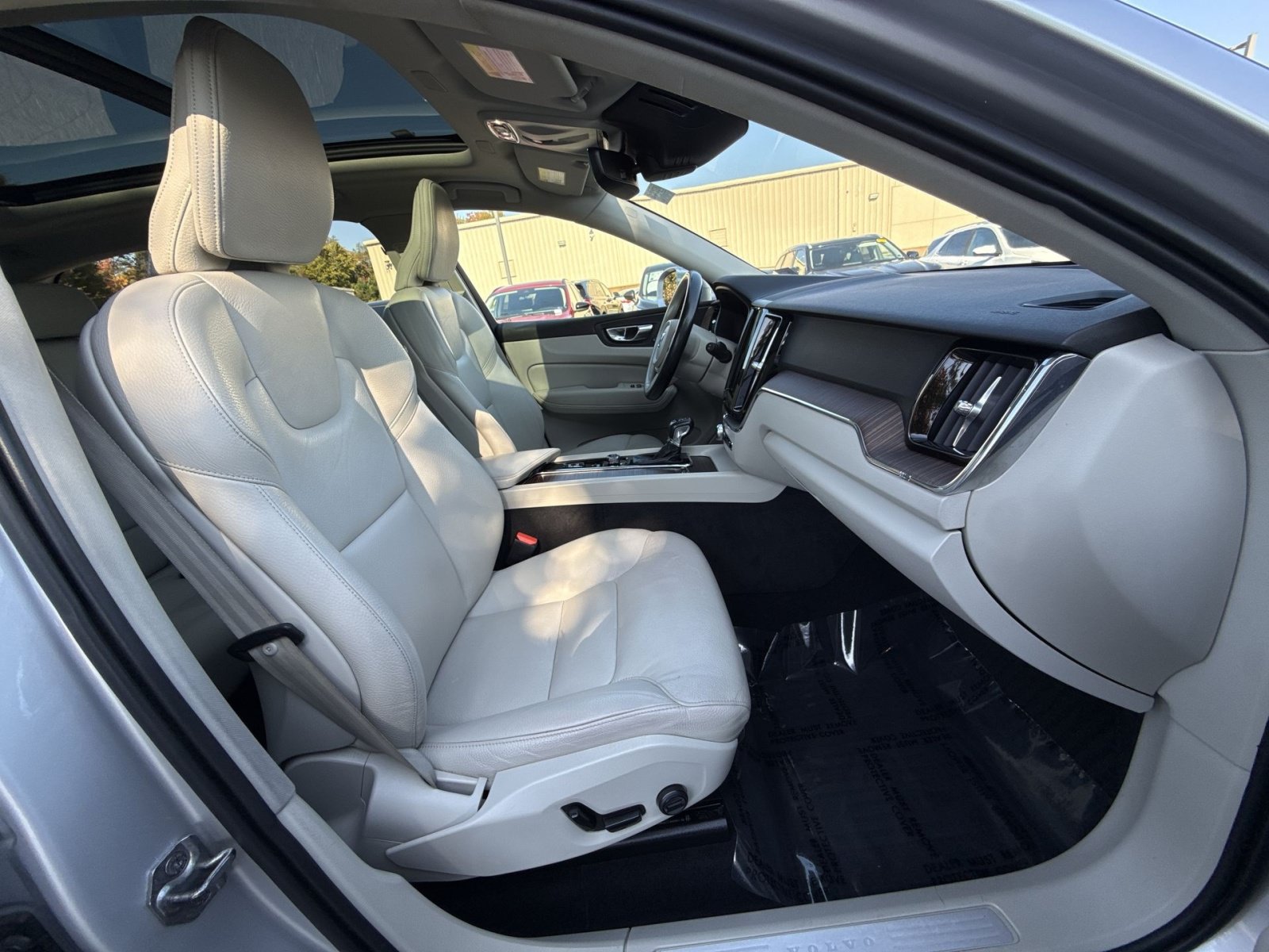 Used 2021 Volvo XC60 T5 Momentum w/ Climate Package AWD/4WD image 28