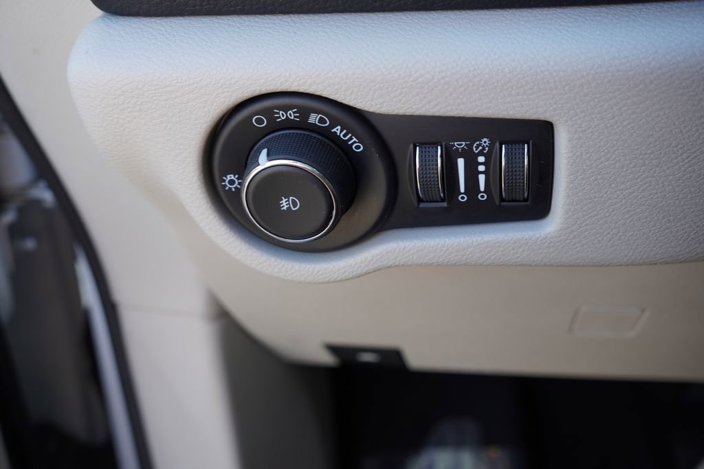 Certified 2024 Chrysler Pacifica Limited FWD image 28