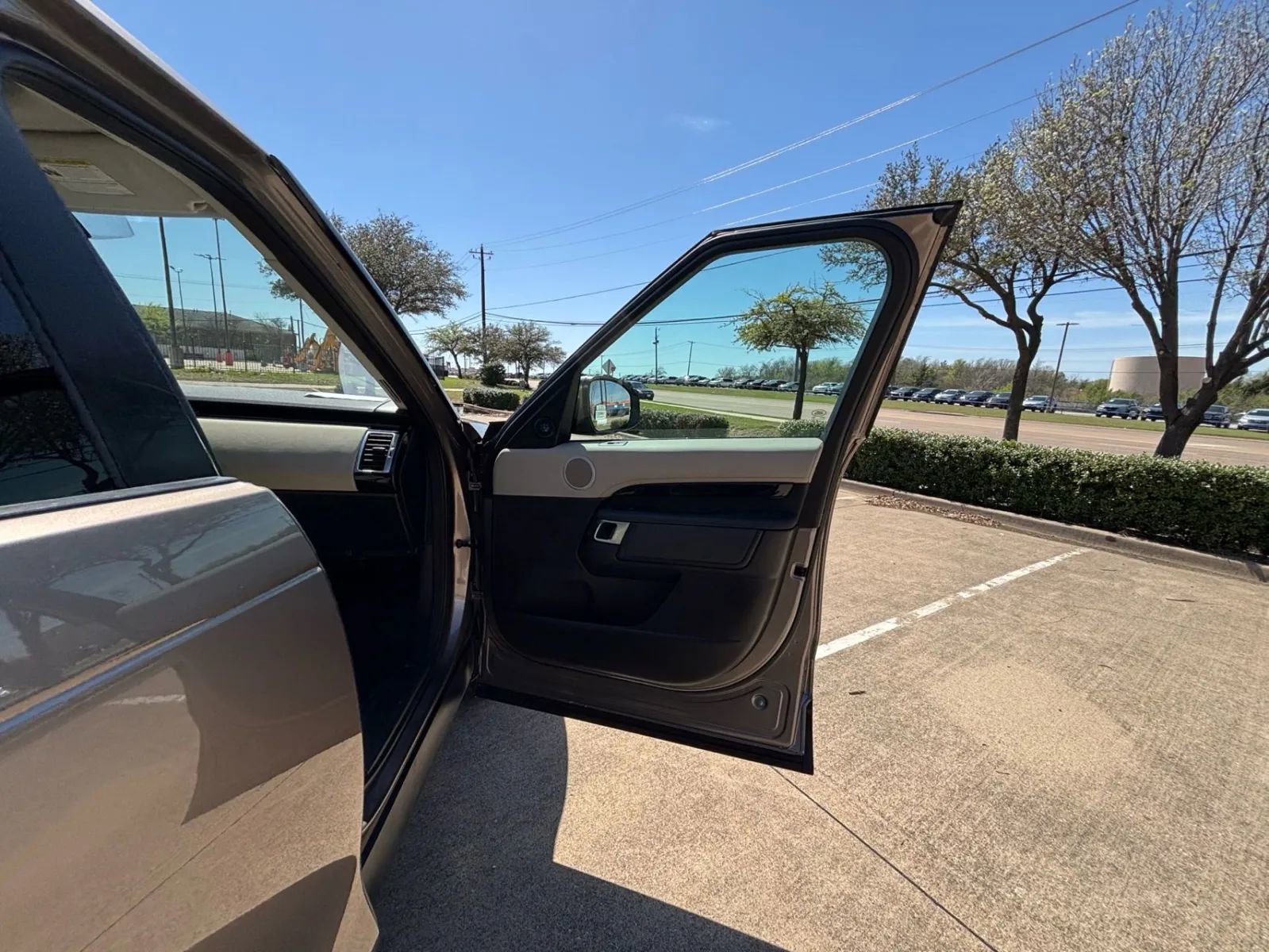 Used 2017 Land Rover Discovery SE AWD/4WD image 17