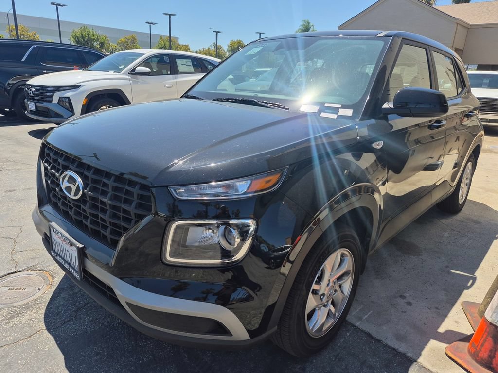 Used 2026 Hyundai Venue SE FWD image 2