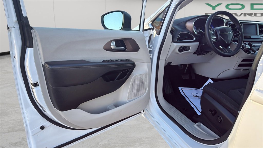 Used 2022 Chrysler Voyager LX image 50