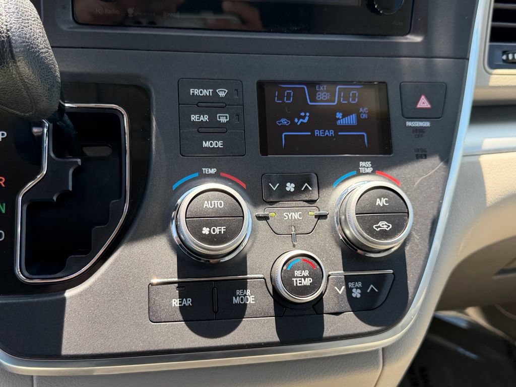 Used 2017 Toyota Sienna LE FWD image 21