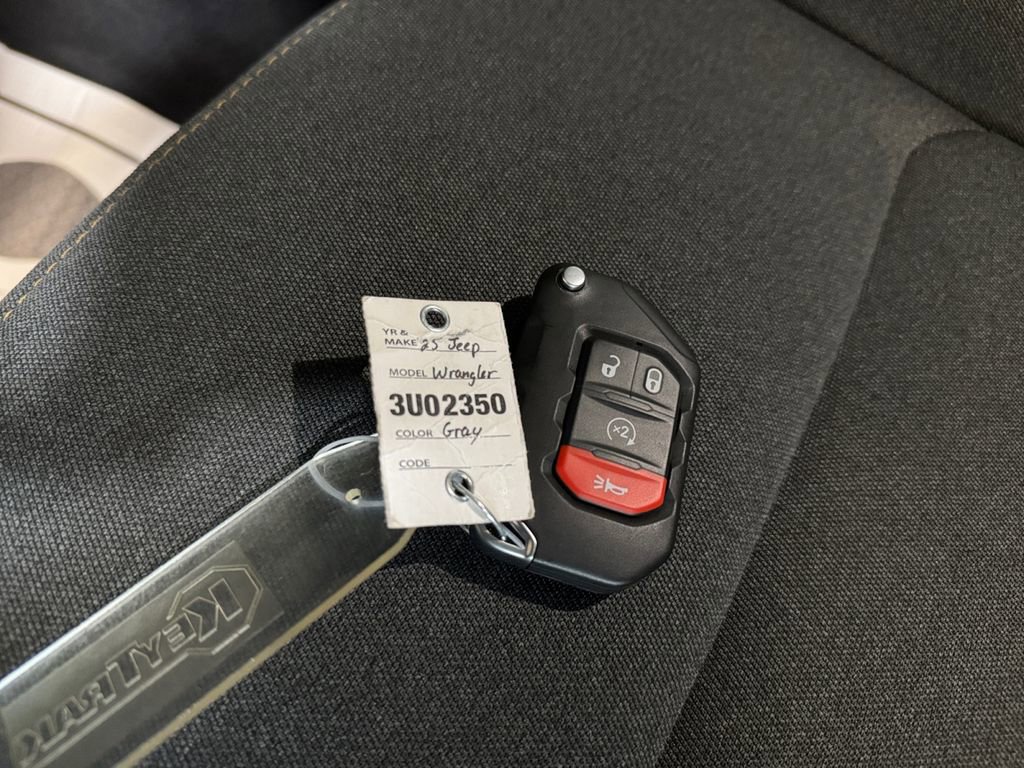 Used 2025 Jeep Wrangler Unlimited Sahara image 32