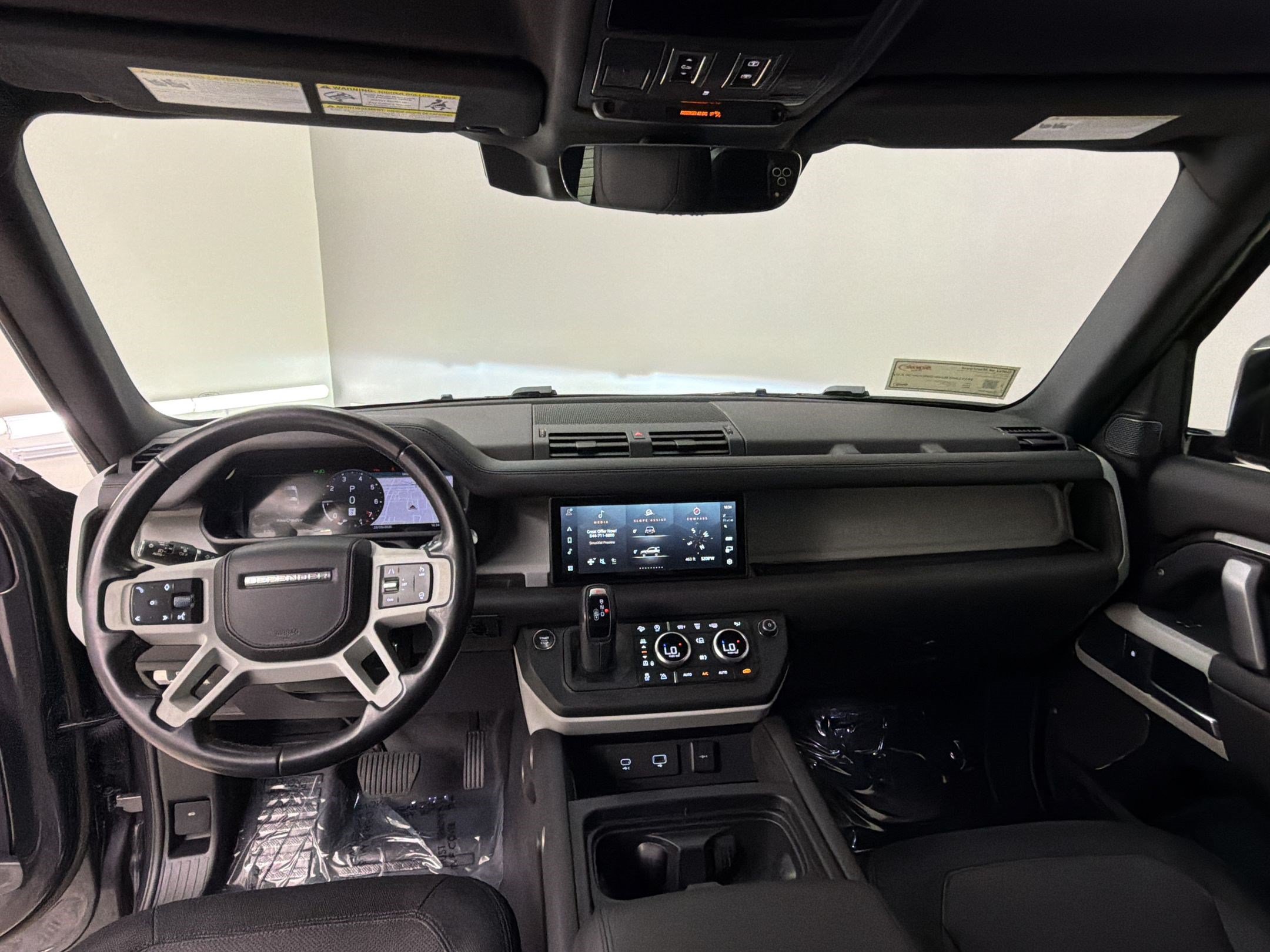 Used 2023 Land Rover Defender 90 X-Dynamic SE AWD/4WD image 17