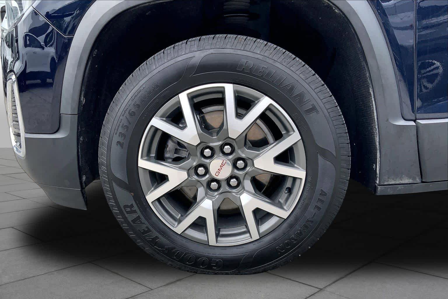 Used 2021 GMC Acadia SLE w/ Driver Convenience Package FWD image 11