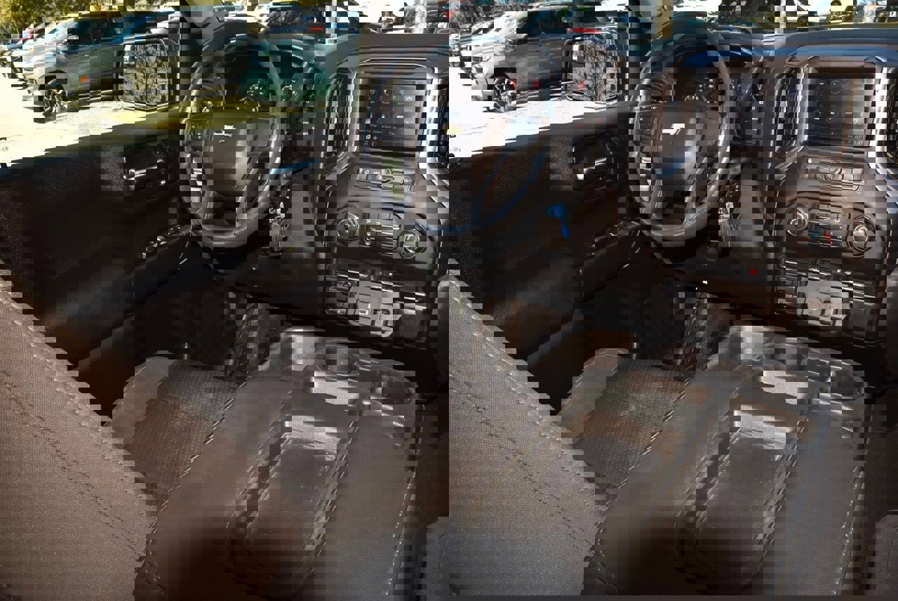 Used 2020 Chevrolet Silverado 1500 Custom w/ Custom Value Package image 15