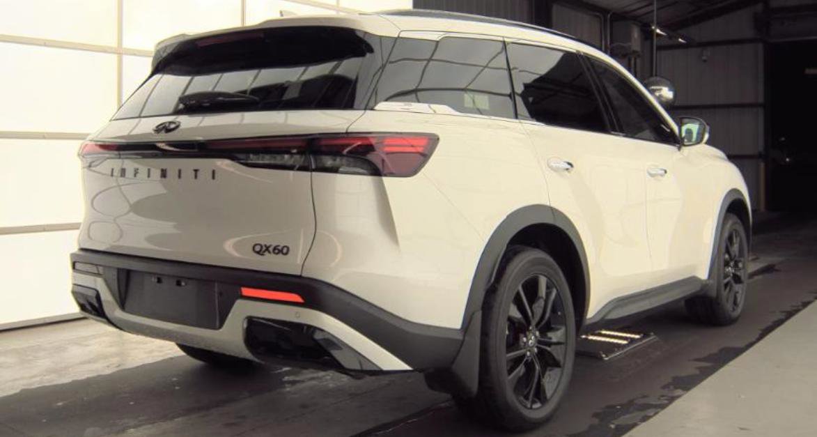 Certified 2025 INFINITI QX60 Luxe w/ Black Edition FWD image 4