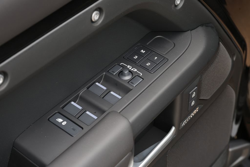 New 2026 Land Rover Defender 110 X-Dynamic SE AWD/4WD image 15