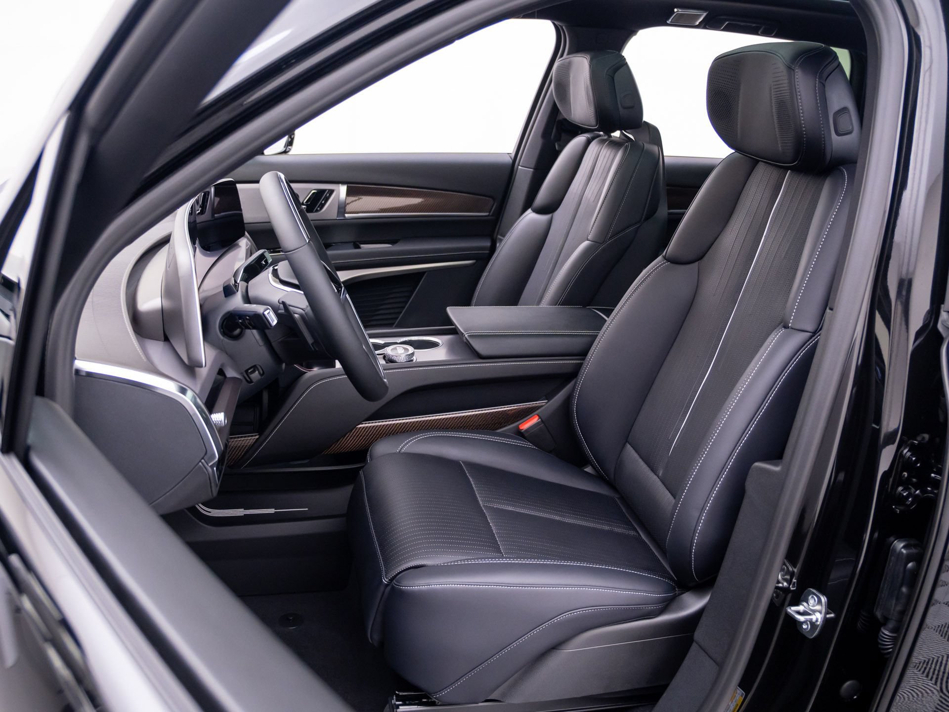 New 2027 Cadillac Vistiq Sport w/ LPO, Floor Liner Package AWD/4WD image 15