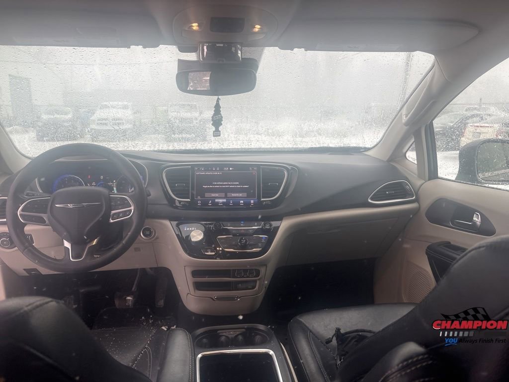 Used 2022 Chrysler Pacifica Touring-L image 15