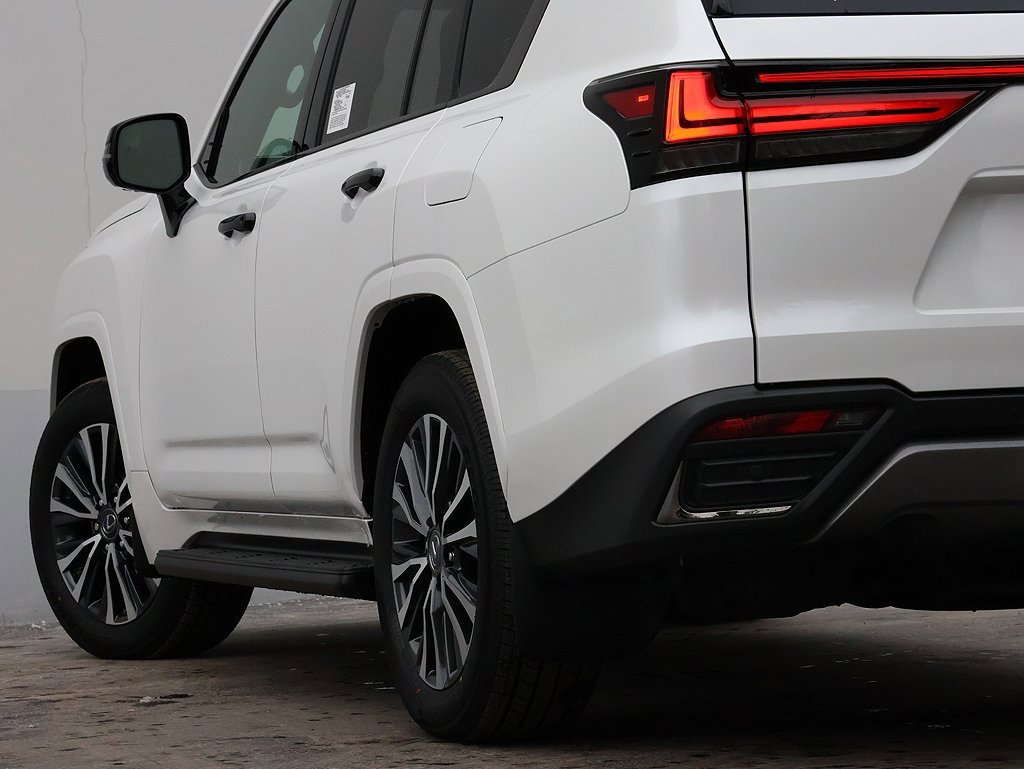 New 2026 Lexus LX 600 4WD w/ Premium Package image 8