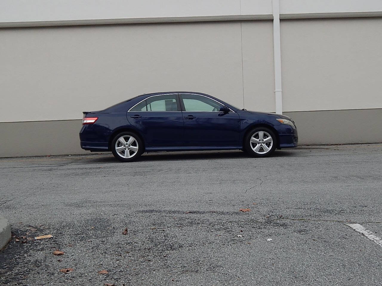 Used 2011 Toyota Camry SE w/ SE Extra-Value Pkg #1 FWD image 2