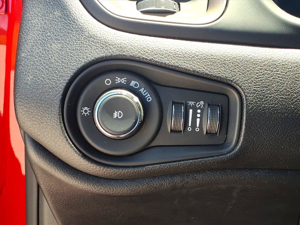 Used 2016 Jeep Renegade Latitude AWD/4WD image 17
