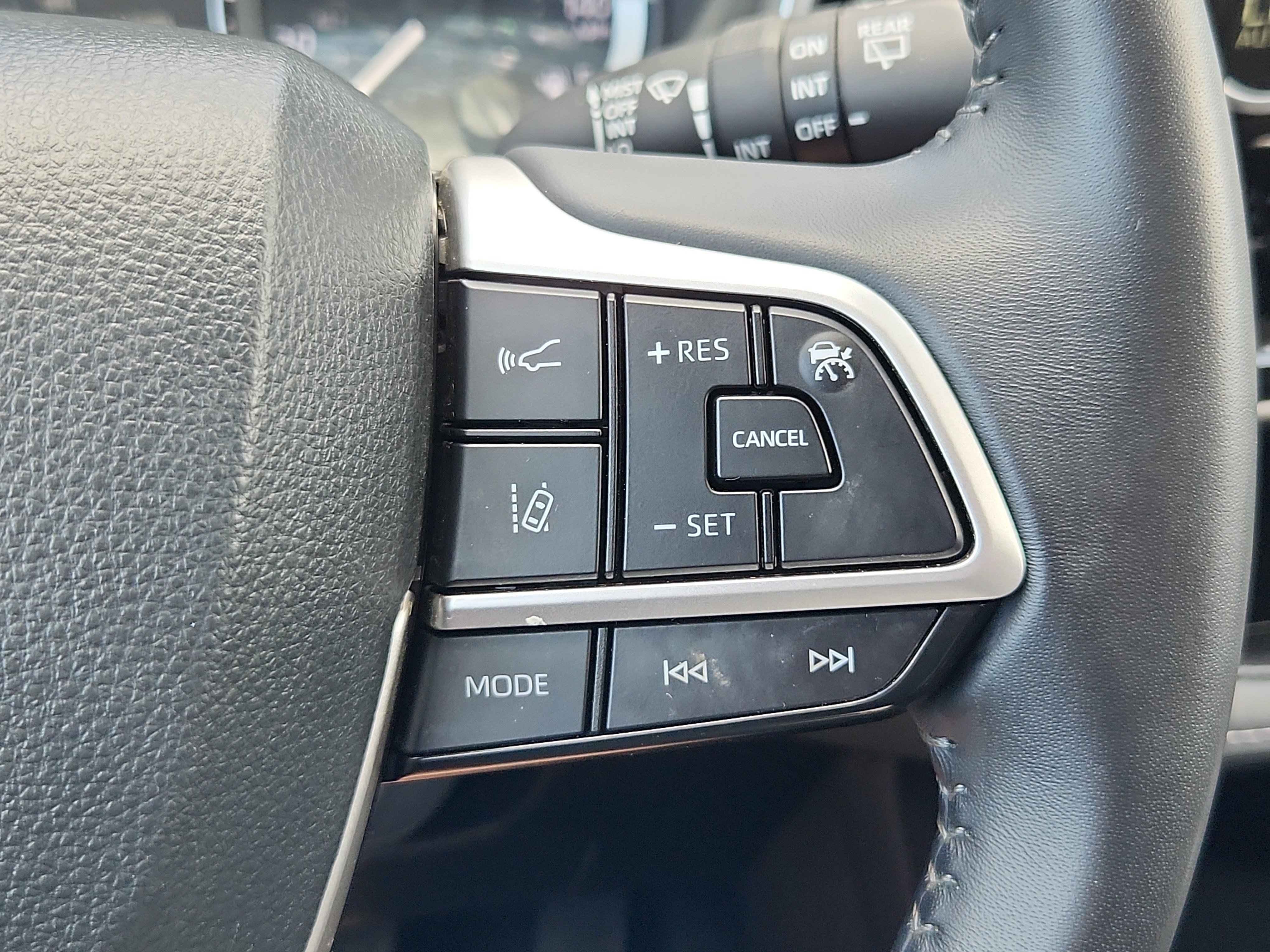 Used 2025 Toyota Highlander XLE AWD/4WD image 23