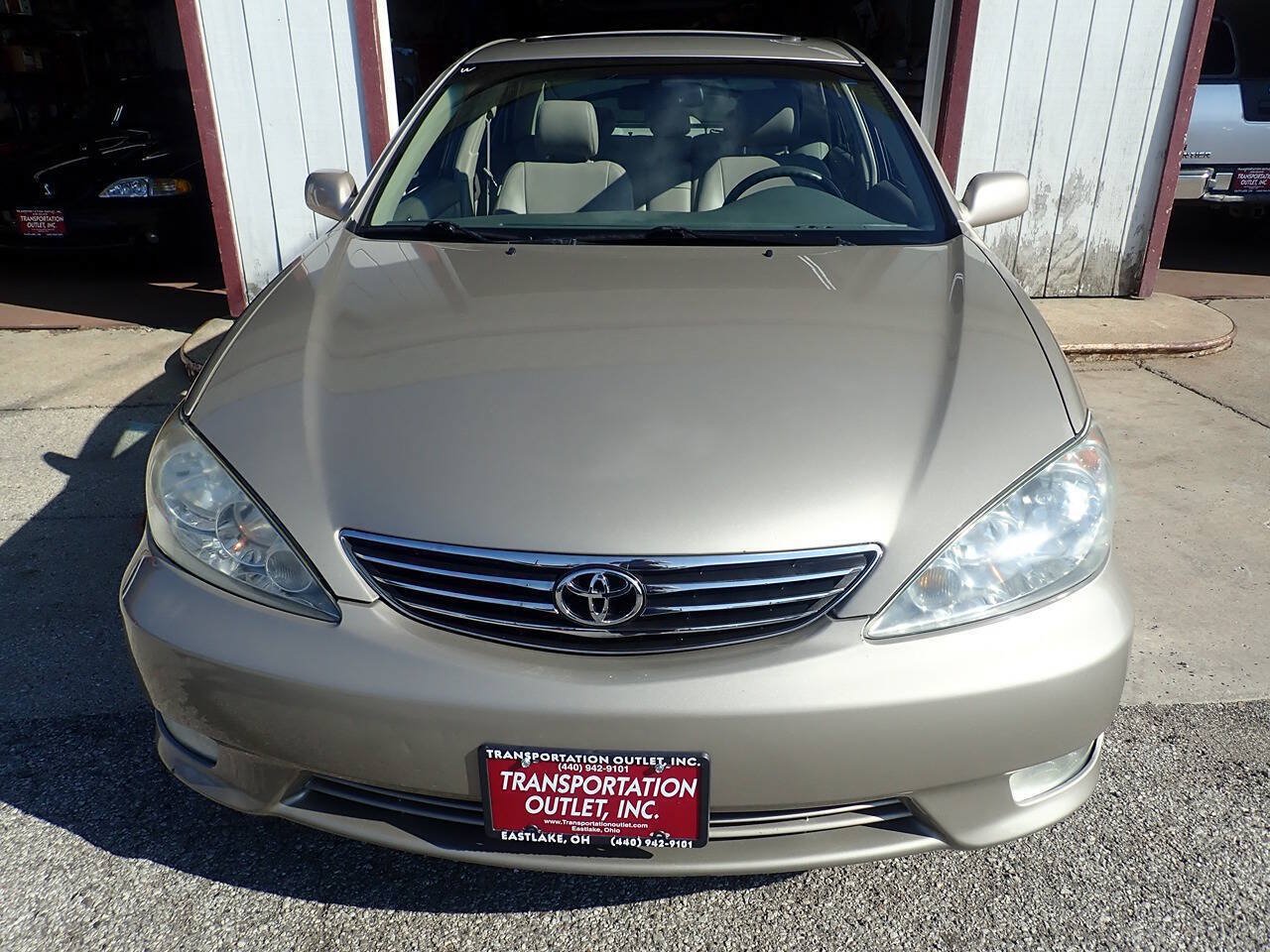 Used 2006 Toyota Camry XLE w/ VSC & Side Airbag Pkg FWD image 3
