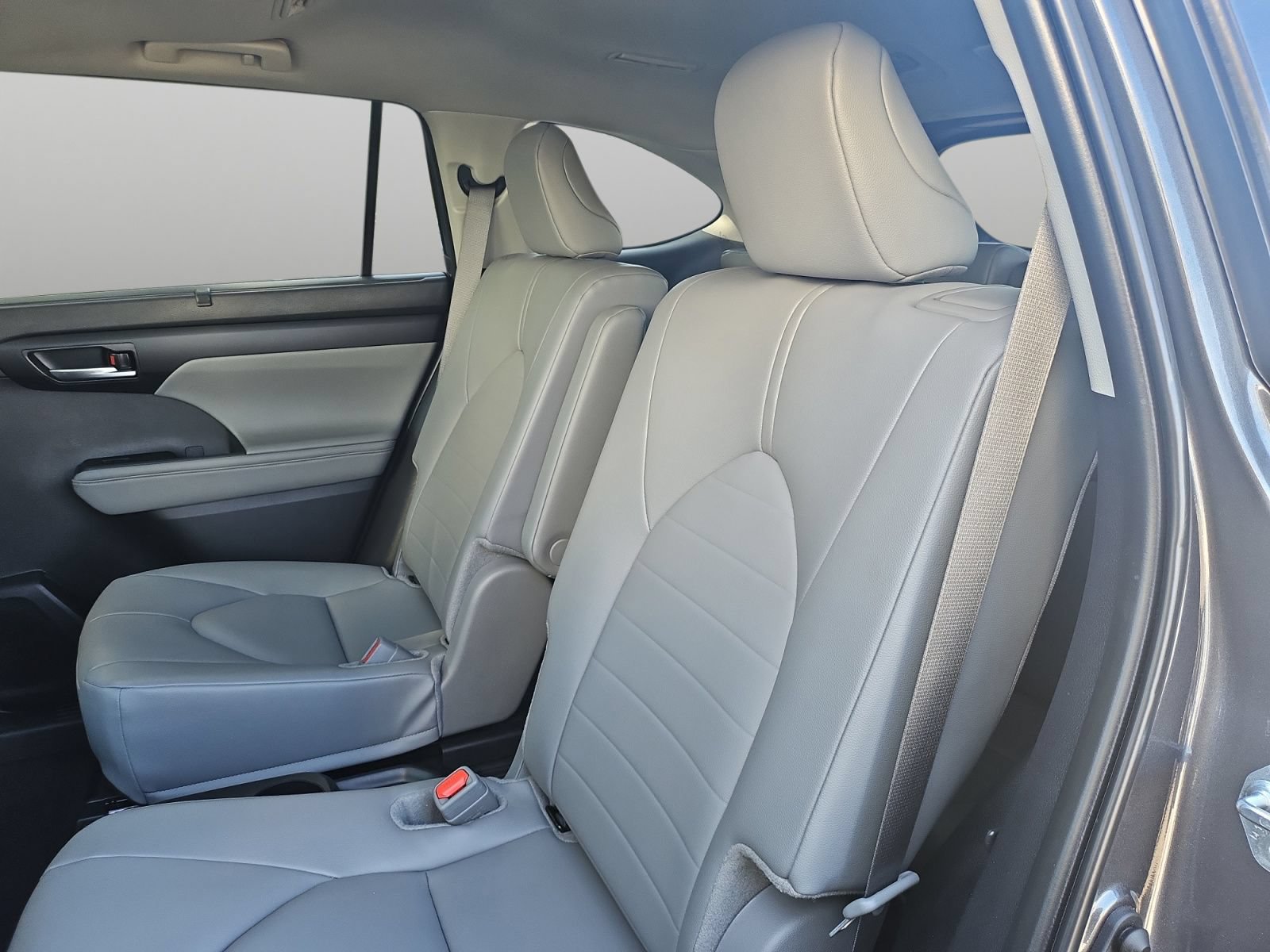 Used 2025 Toyota Highlander XLE FWD image 42