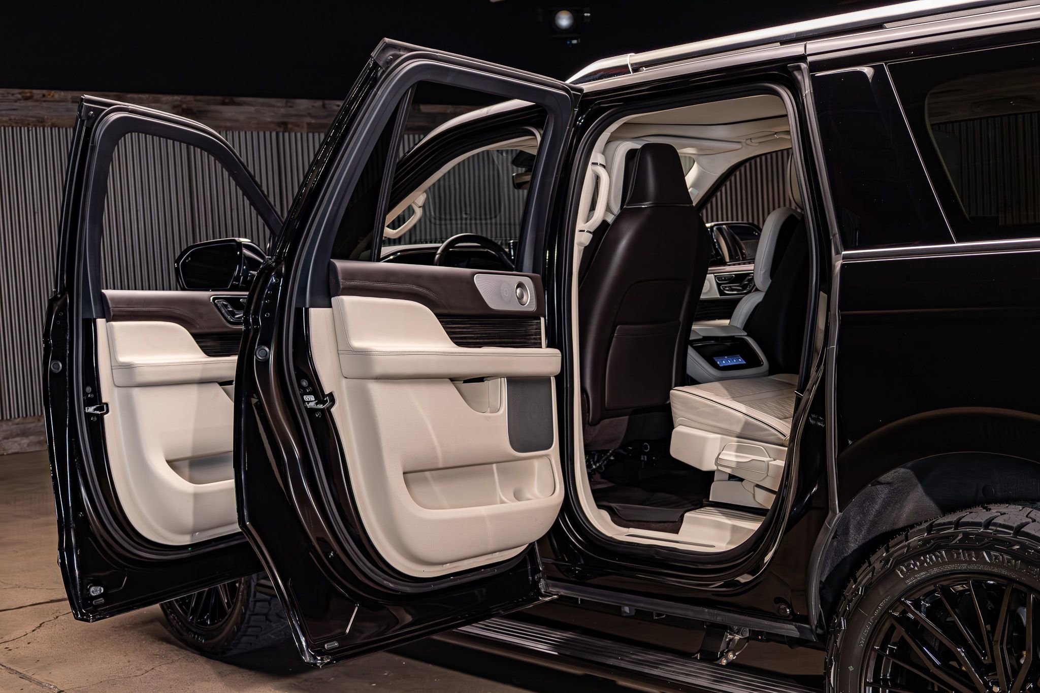 Used 2023 Lincoln Navigator L Black Label AWD/4WD image 28