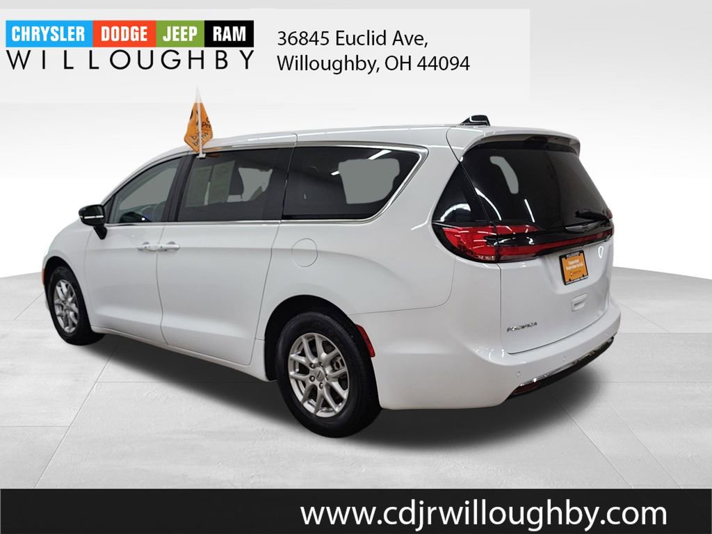 Used 2024 Chrysler Pacifica Touring-L image 6
