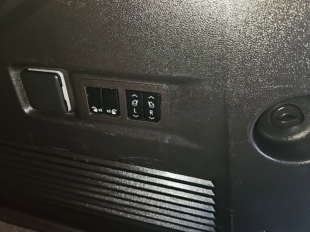 Used 2023 GMC Yukon Denali image 28