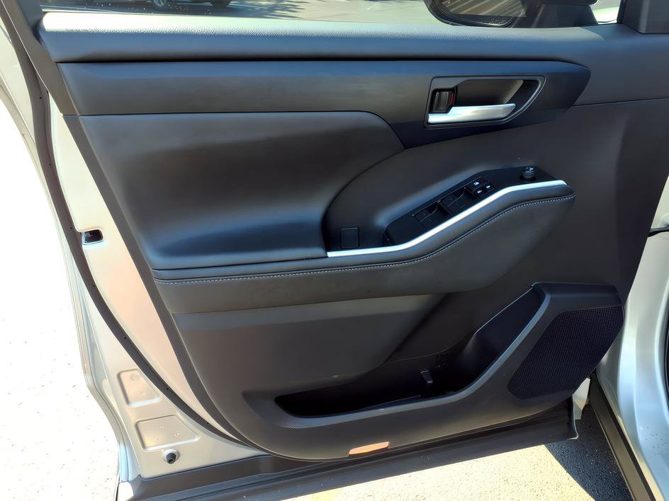 Used 2023 Toyota Highlander XSE FWD image 18