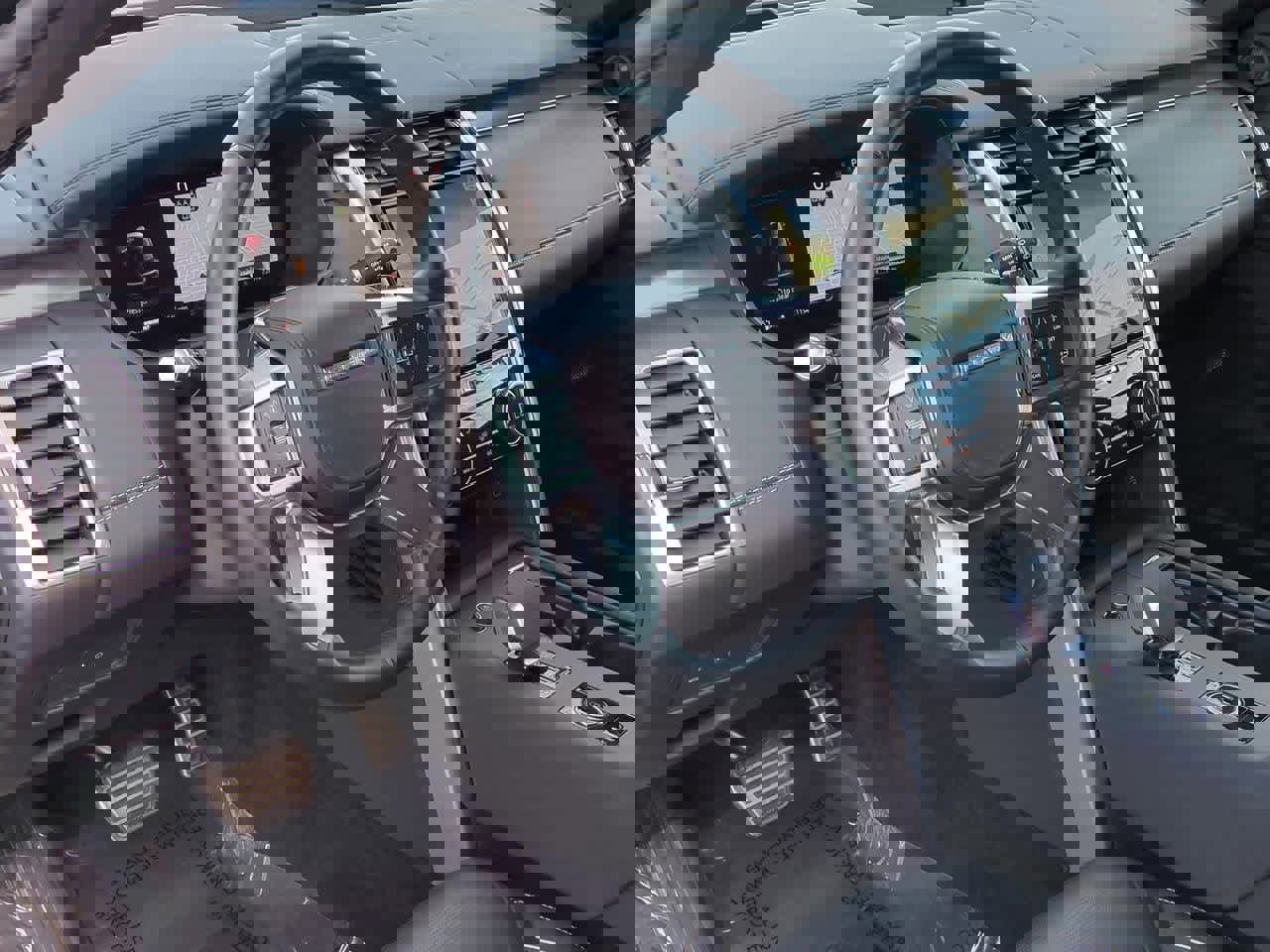 Used 2024 Land Rover Discovery Metropolitan Edition image 2