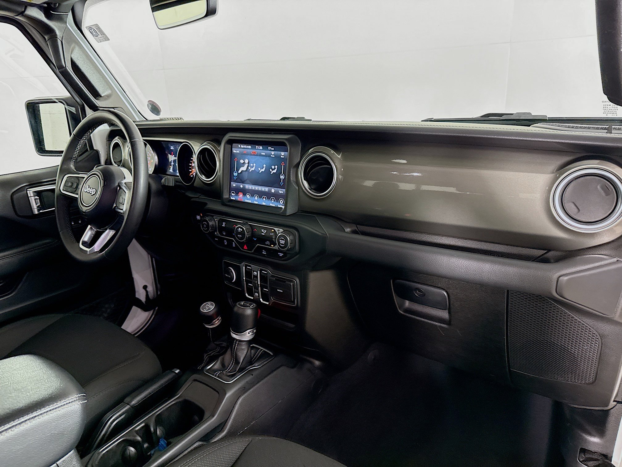 Used 2023 Jeep Gladiator Overland AWD/4WD image 34