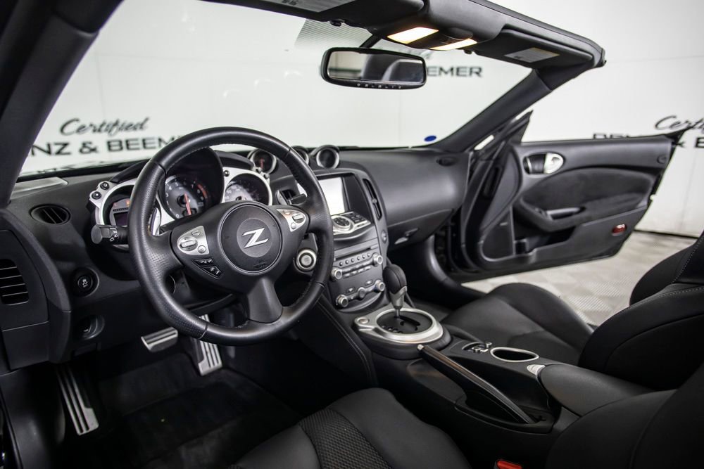 Used 2018 Nissan 370Z Touring image 23