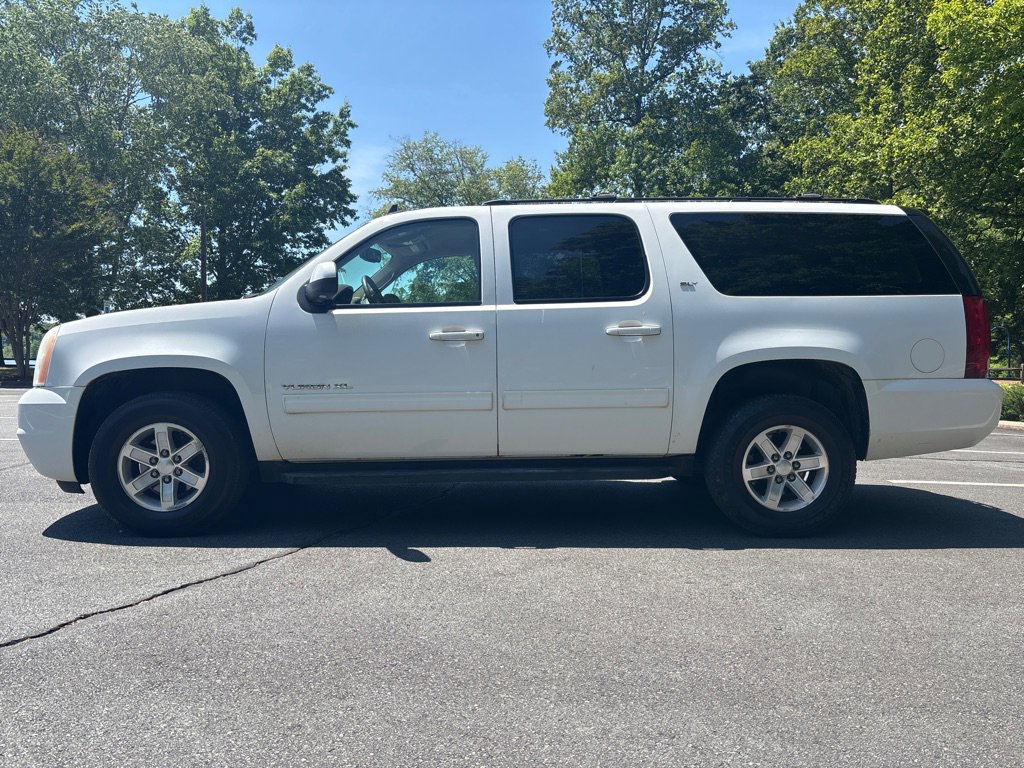 Used 2011 GMC Yukon XL SLT w/ SLT-2 Equipment Package AWD/4WD image 2
