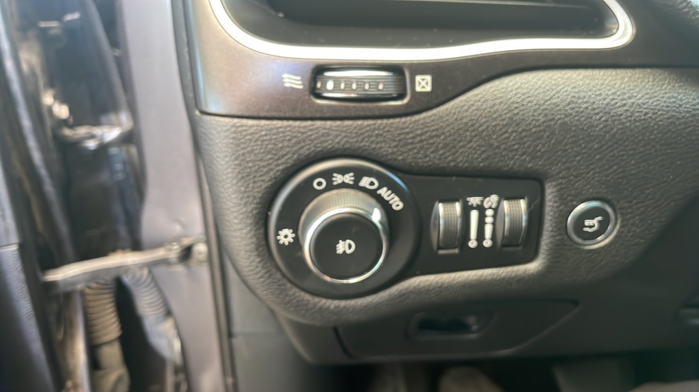 Used 2019 Jeep Cherokee Trailhawk w/ Comfort/Convenience Group AWD/4WD image 24