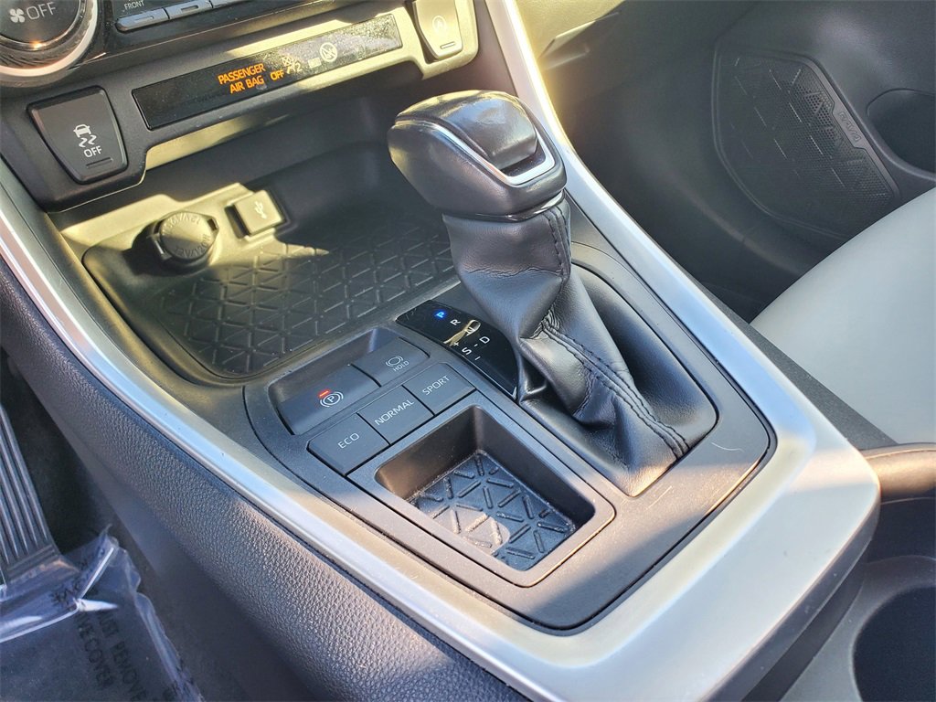 Used 2020 Toyota RAV4 XLE Premium image 31