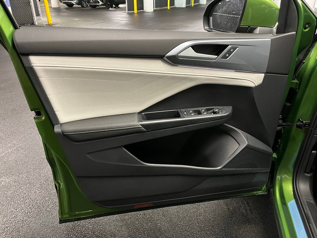 New 2025 Volkswagen Taos SEL image 18
