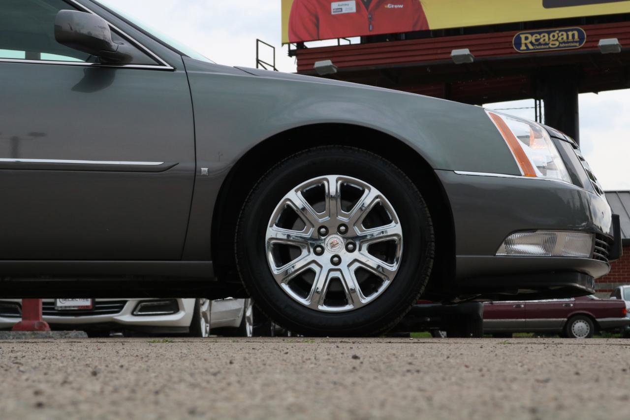 Used 2008 Cadillac DTS w/ Trunk Convenience Package FWD image 6