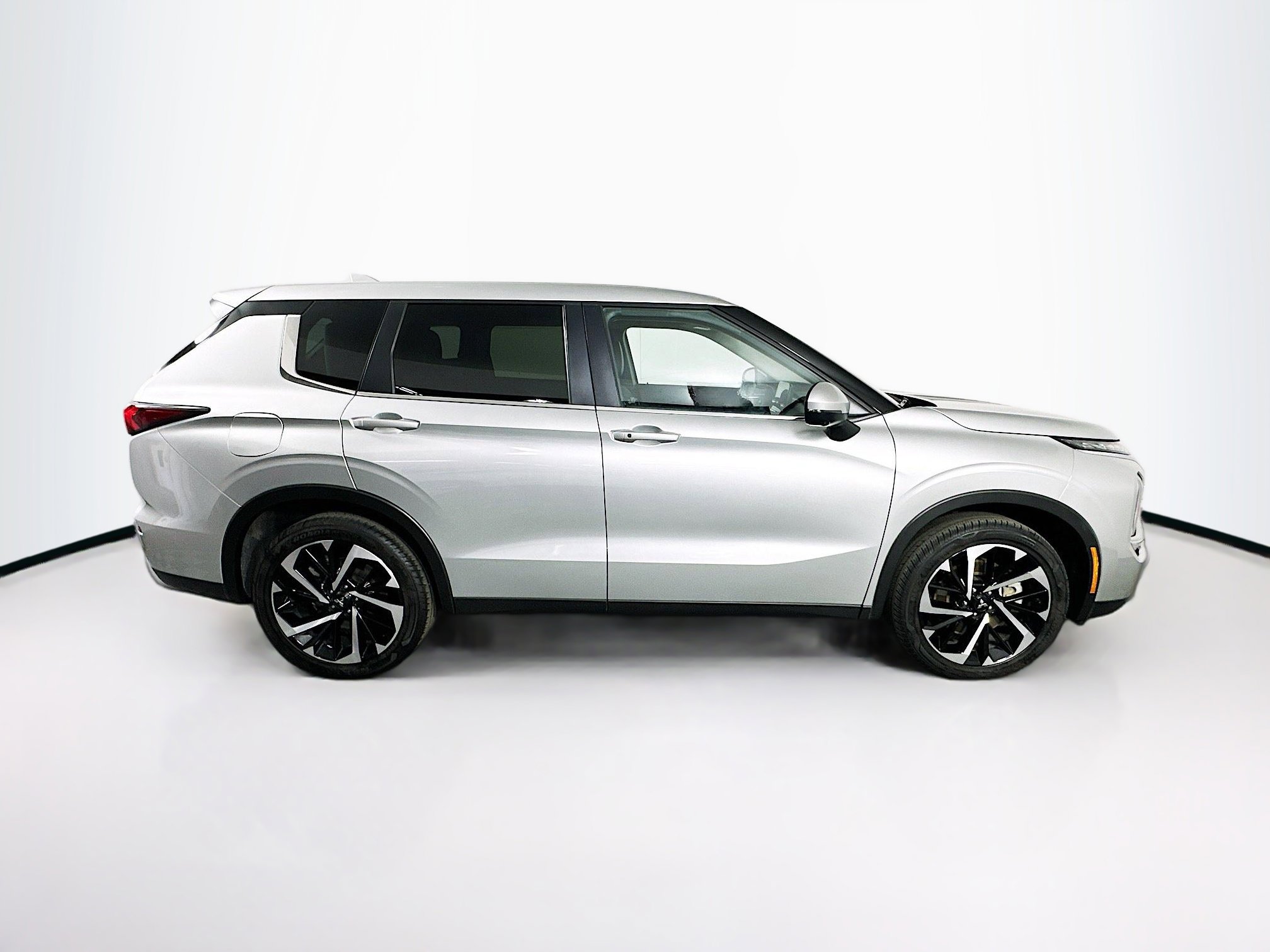 Used 2024 Mitsubishi Outlander SE image 10