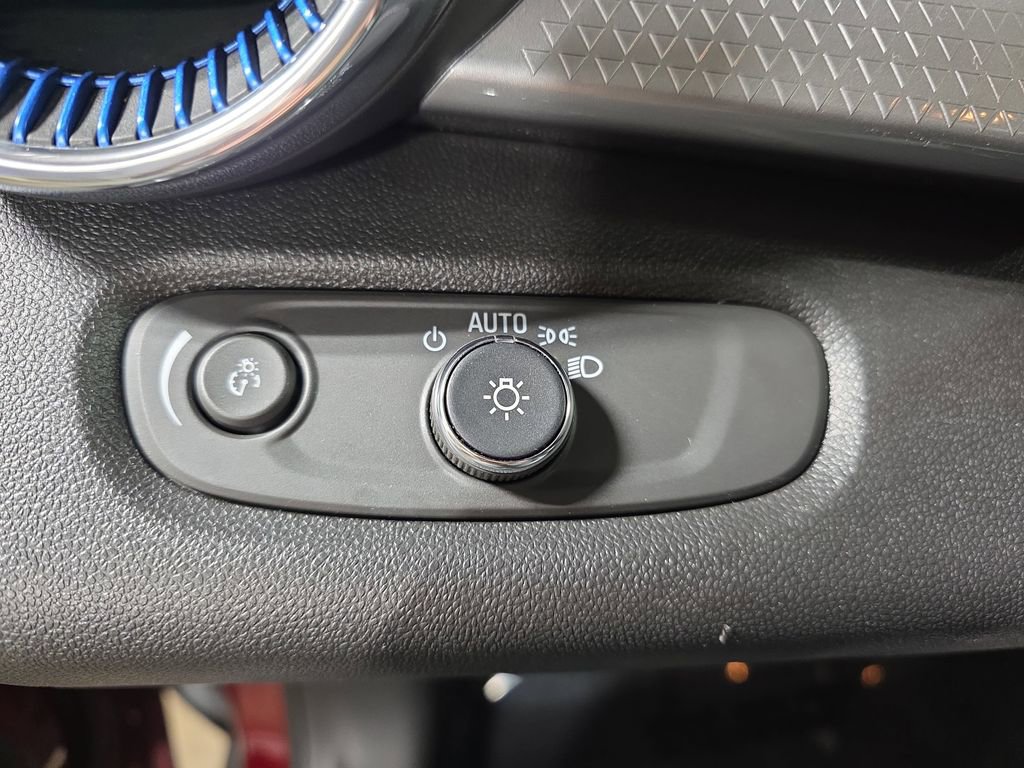 Used 2025 Chevrolet Trax LT w/ LT Convenience Package image 24