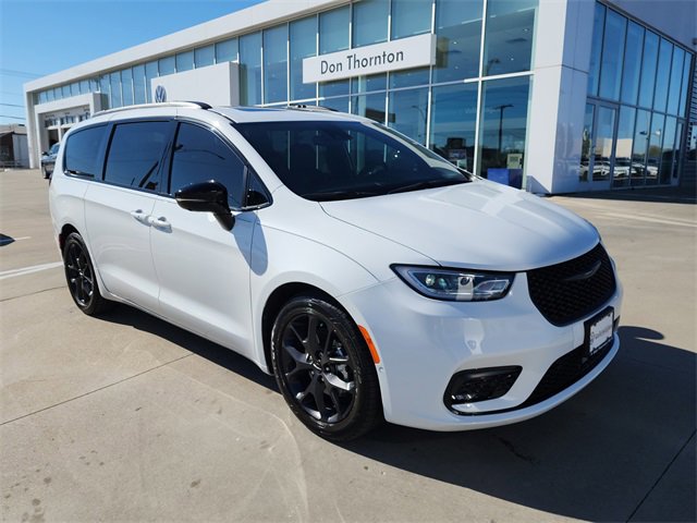 Used 2023 Chrysler Pacifica Limited w/ S Appearance Package