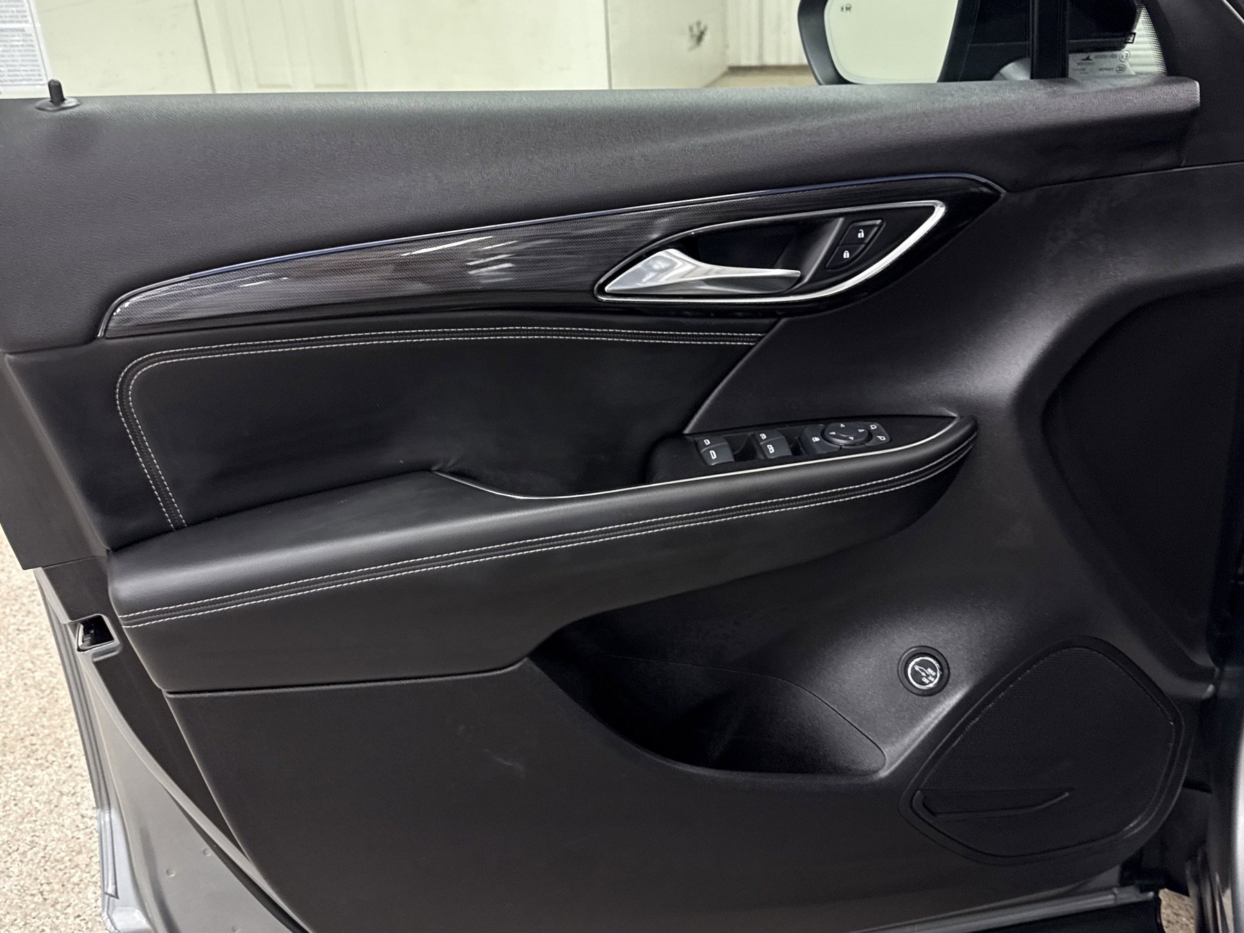 Used 2023 Buick Envision Preferred image 3