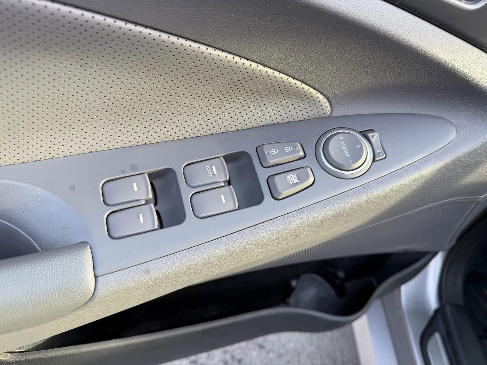 Used 2013 Hyundai Sonata Limited image 25