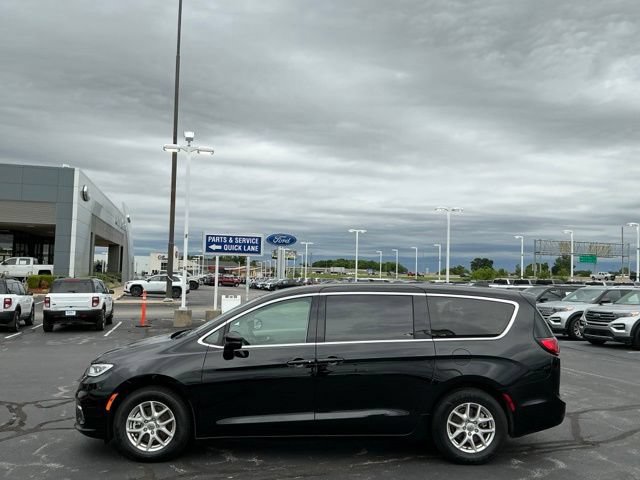 Used 2024 Chrysler Pacifica Touring-L FWD image 6