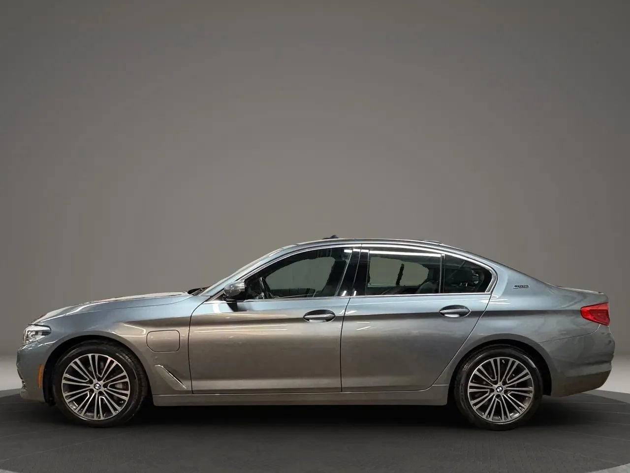 Used 2019 BMW 530e xDrive w/ Convenience Package image 5