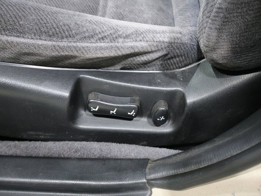 Used 1997 Nissan Maxima FWD image 11