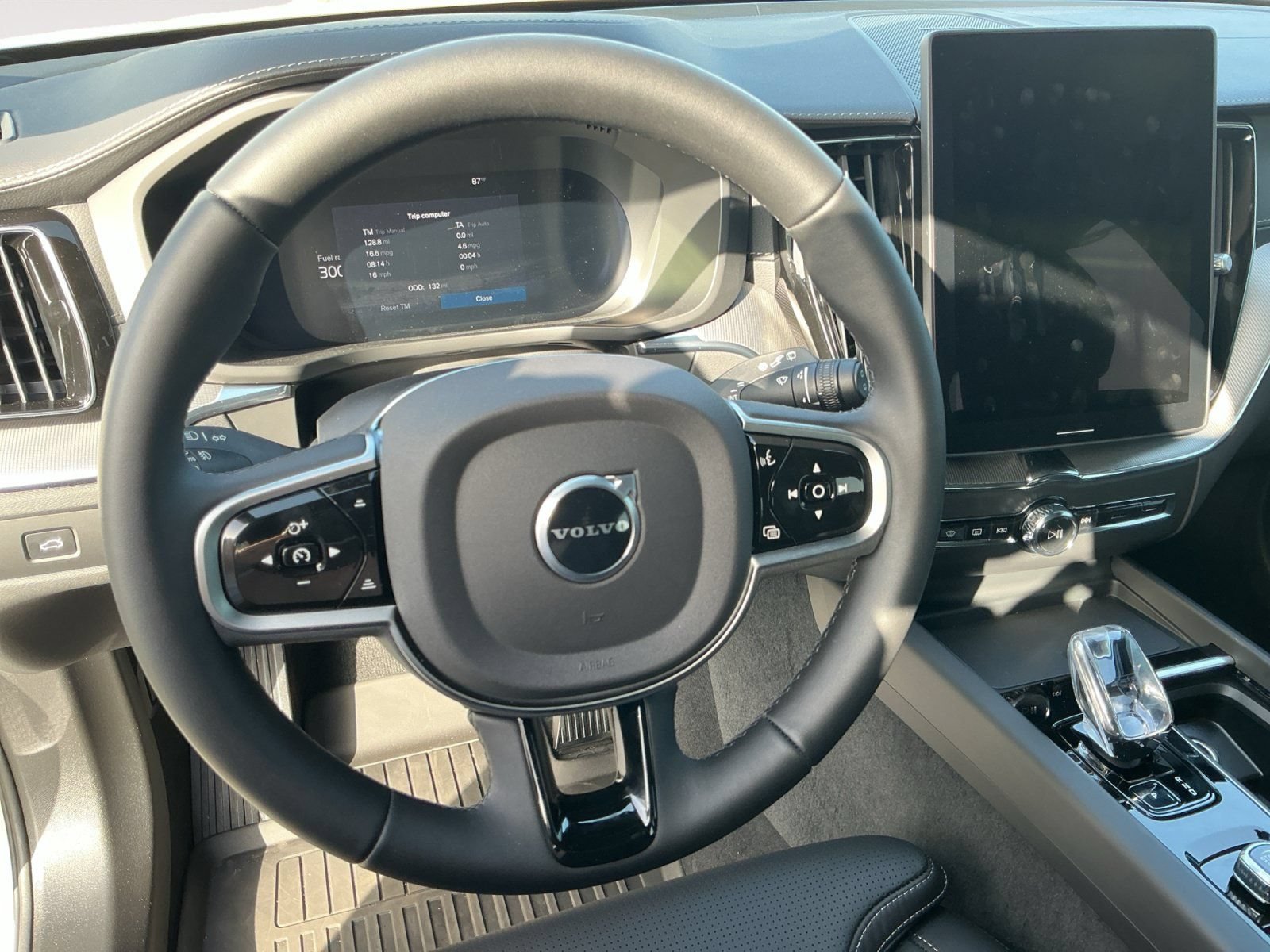 New 2026 Volvo XC60 B5 Ultra w/ Protection Package Premier AWD/4WD image 12