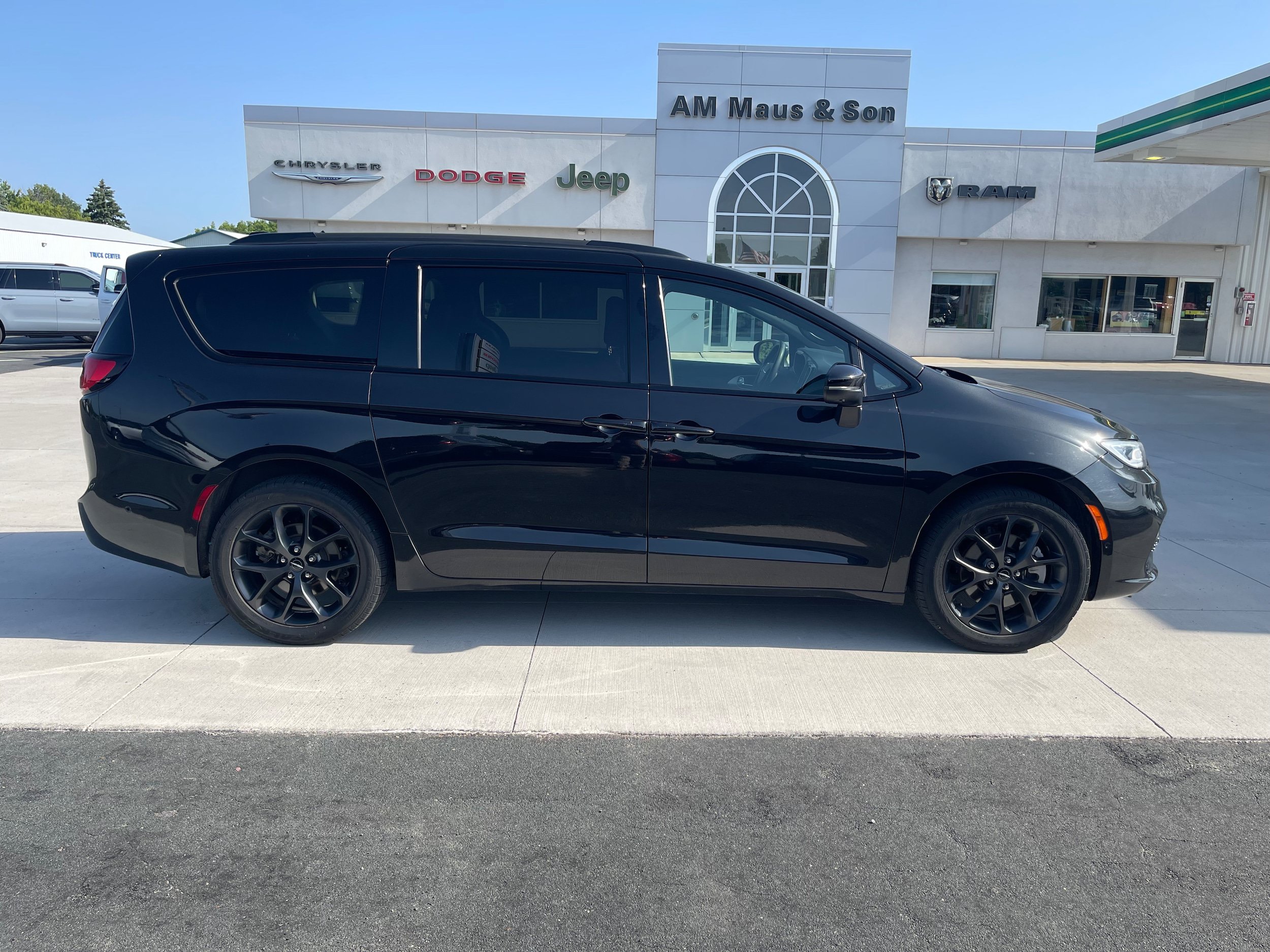 Used 2023 Chrysler Pacifica Touring-L w/ S Appearance Package AWD/4WD image 8