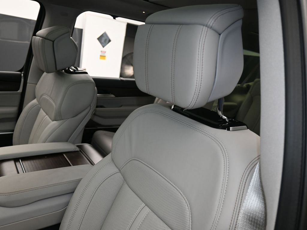 Used 2024 Jeep Grand Wagoneer L 4WD image 17