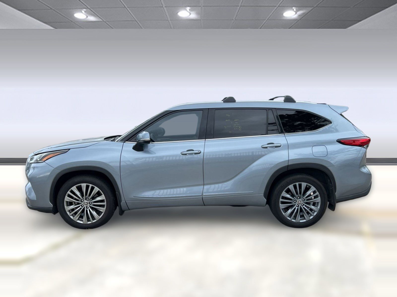 Used 2021 Toyota Highlander Platinum AWD/4WD image 2