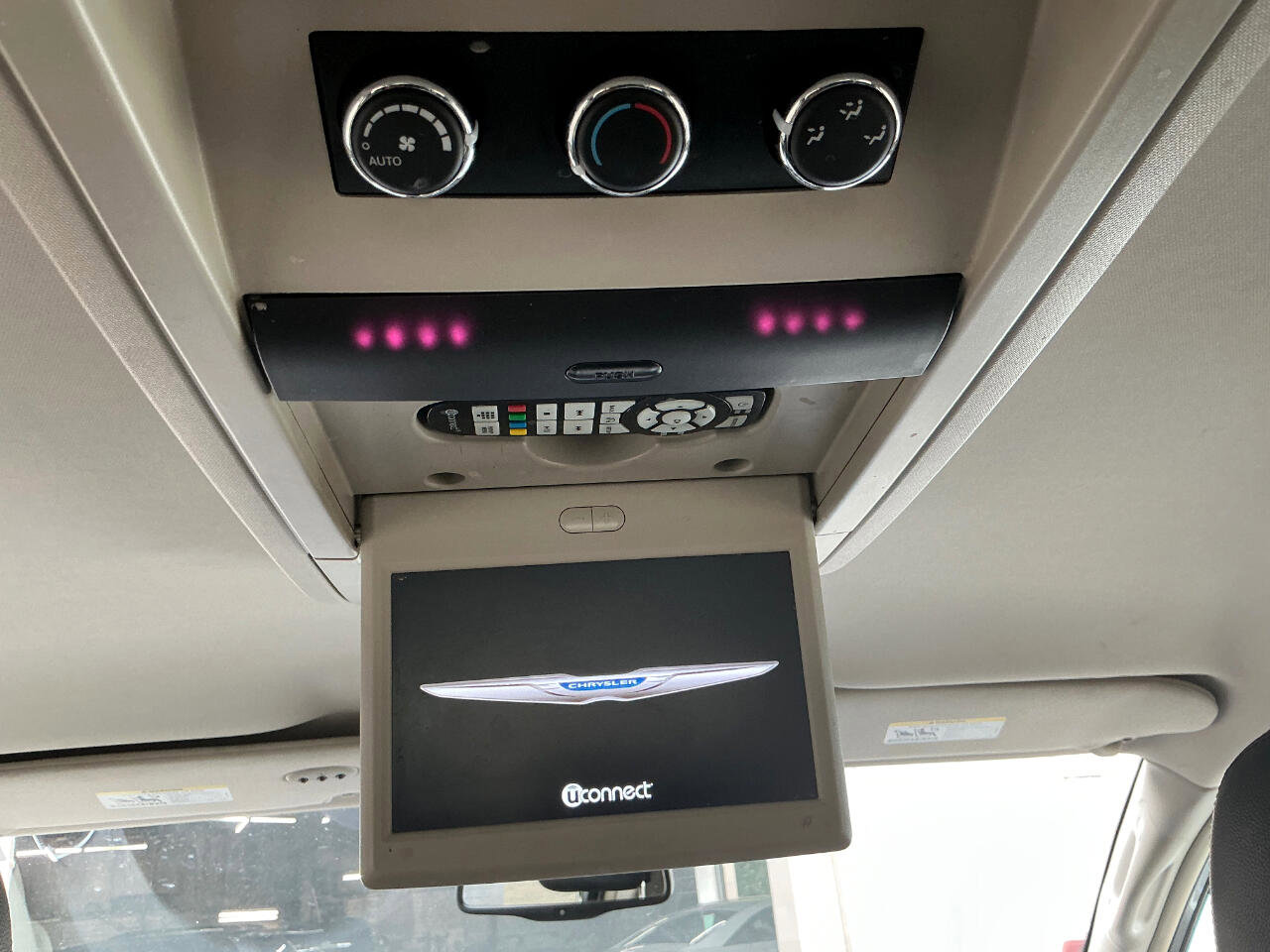 Used 2013 Chrysler Town & Country Touring-L w/ Driver Convenience Group image 16