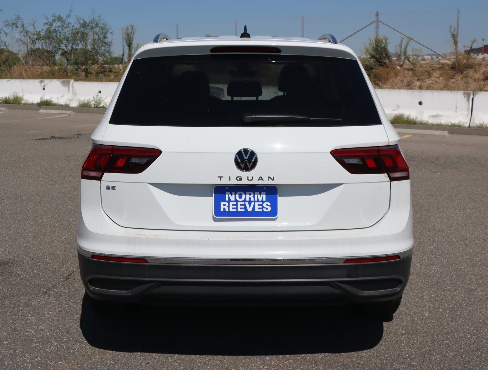 New 2024 Volkswagen Tiguan SE w/ Panoramic Sunroof Package FWD image 4