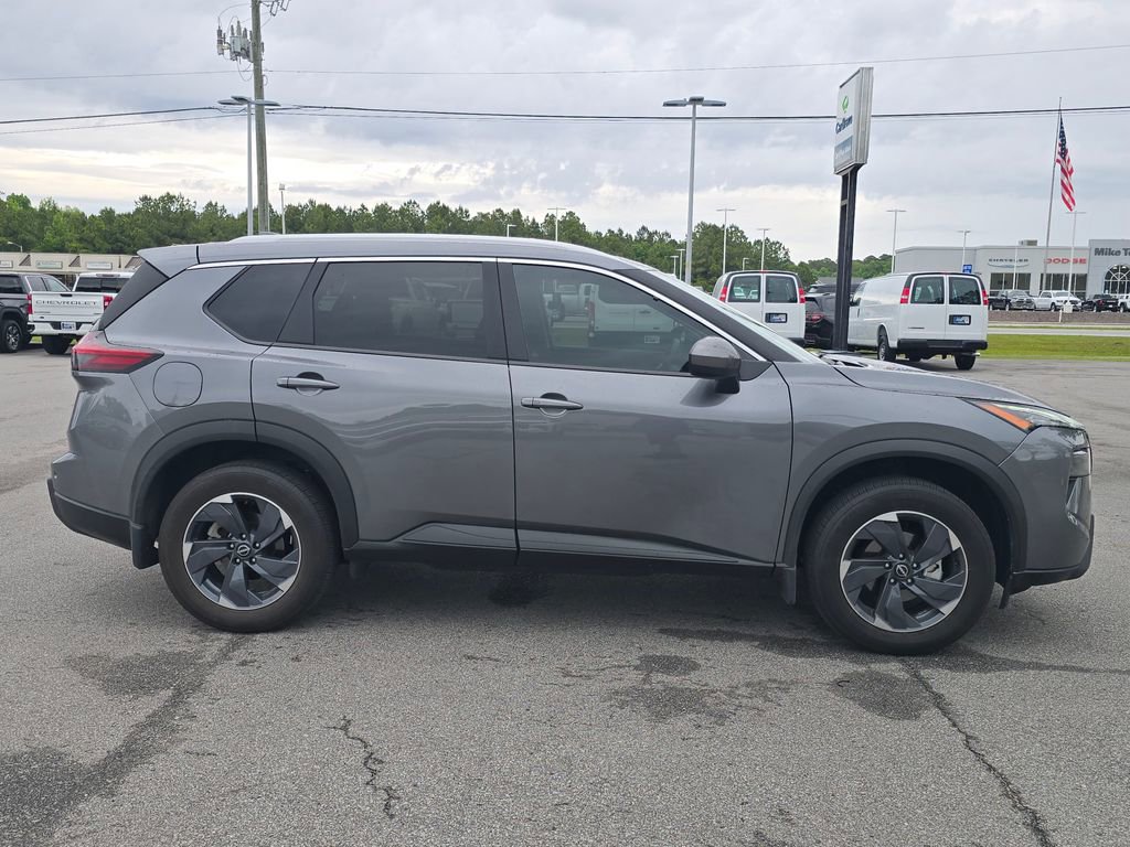 Used 2025 Nissan Rogue SV w/ SV Premium Package FWD image 2